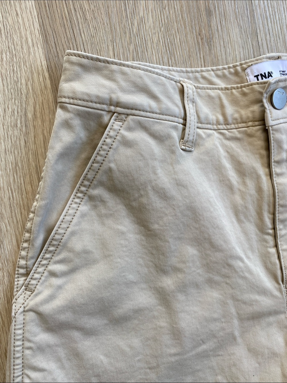 Aritzia TNA Beige Chino Utility Shorts Size 2 Cotton Stretch Casual Summer - Picture 3 of 8